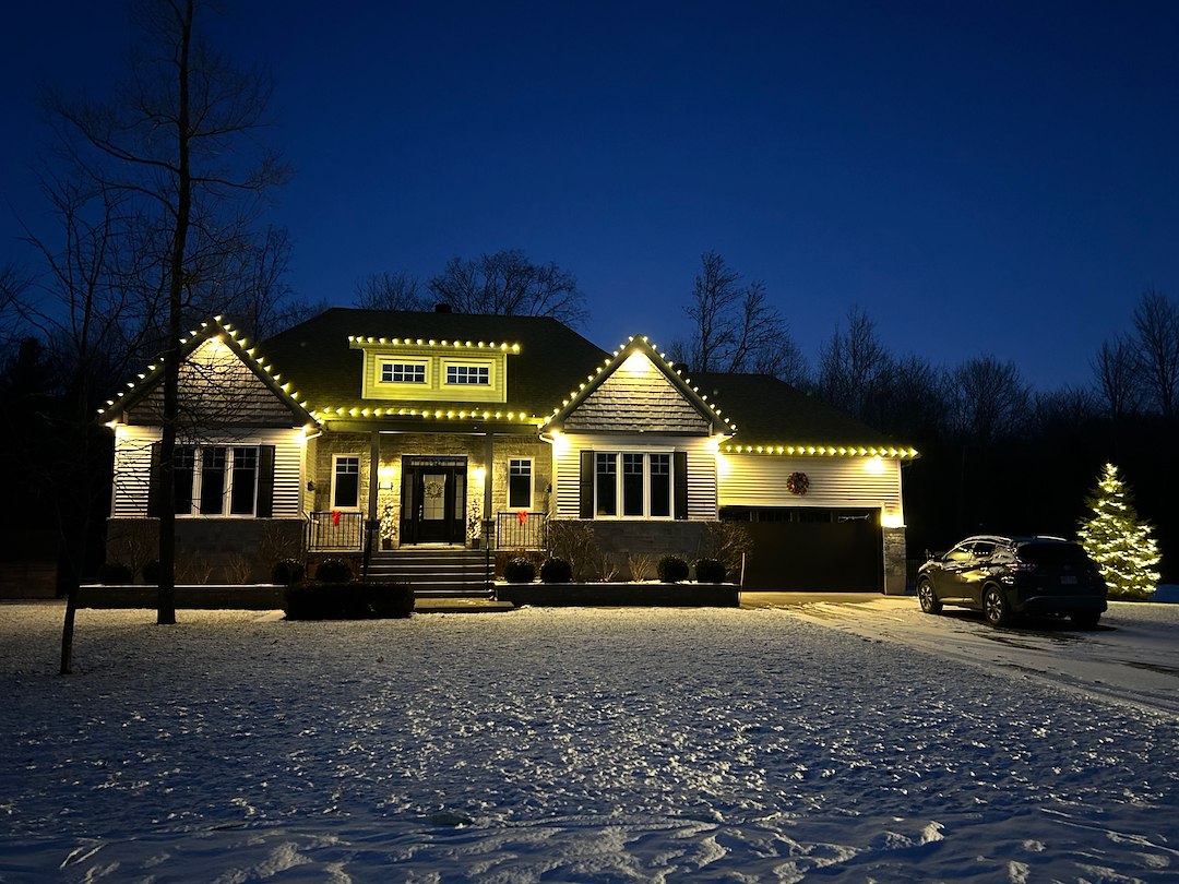 Apportez la magie des fêtes à la vie avec un éclairage de Noël personnalisé à St-Lazarre, Qc.